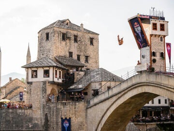 Catalin Preda salta desde el Puente Viejo de Mostar