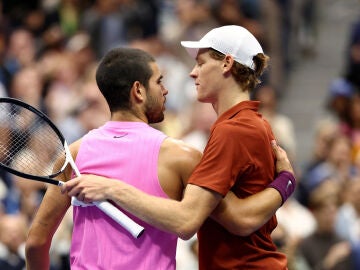 Jannik Sinner felicita a Carlos Alcaraz tras la final del US Open