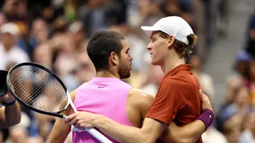 Jannik Sinner felicita a Carlos Alcaraz tras la final del US Open Jannik Sinner felicita a Carlos Alcaraz tras la final del US Open