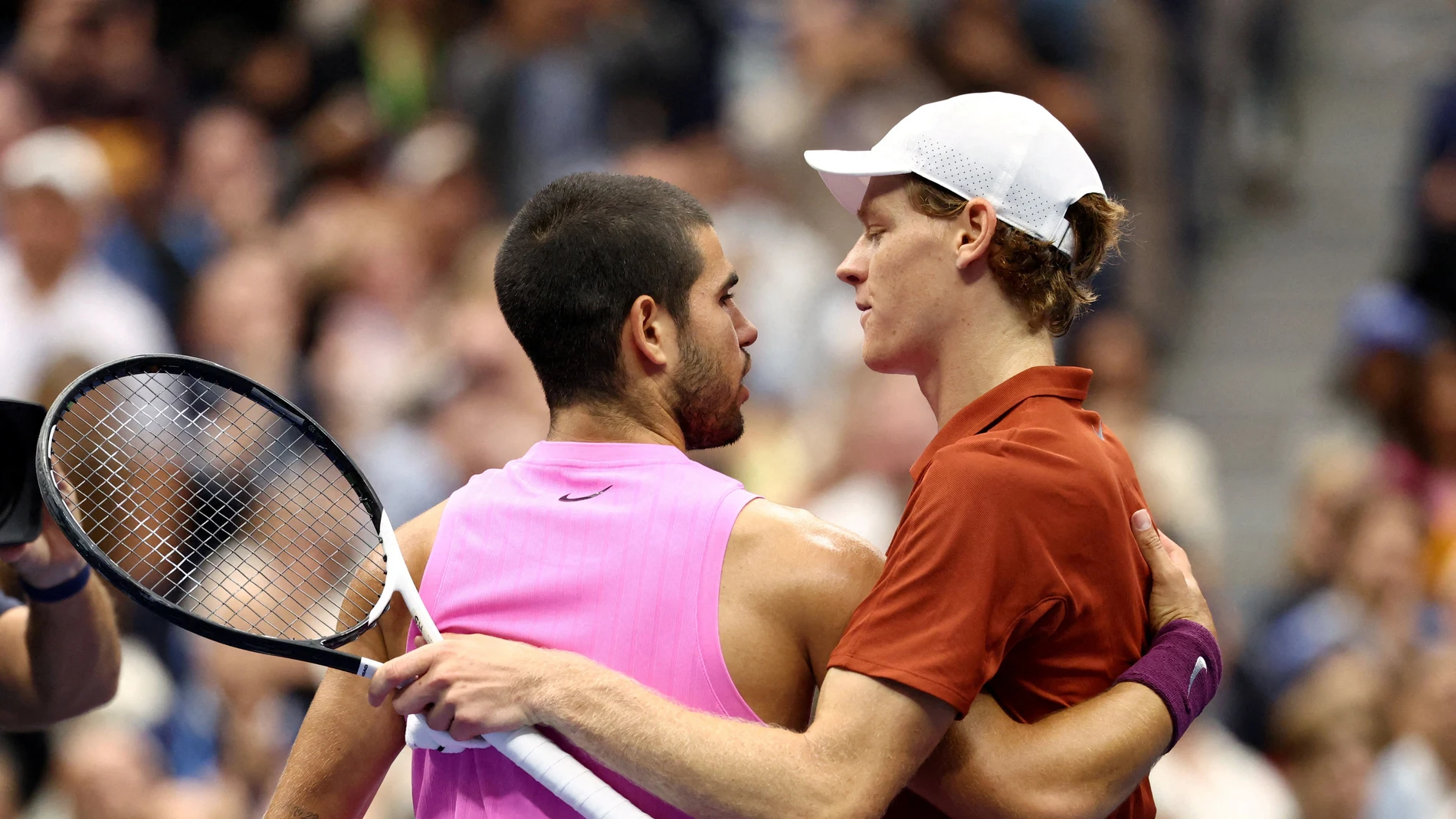 Jannik Sinner felicita a Carlos Alcaraz tras la final del US Open Jannik Sinner felicita a Carlos Alcaraz tras la final del US Open