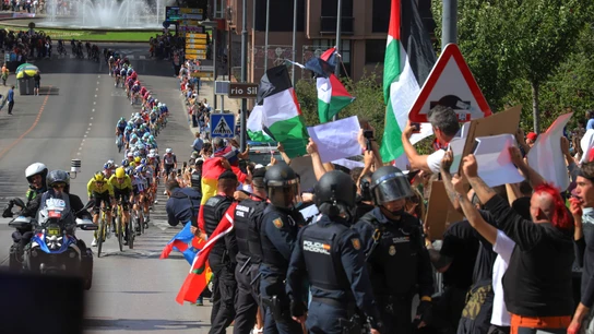 Decenas de personas protestan contra Israel al paso del pelotón por Ponferrada Decenas de personas protestan contra Israel al paso del pelotón por Ponferrada