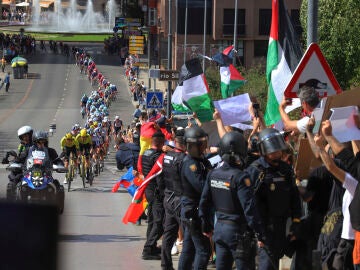 Decenas de personas protestan contra Israel al paso del pelotón por Ponferrada
