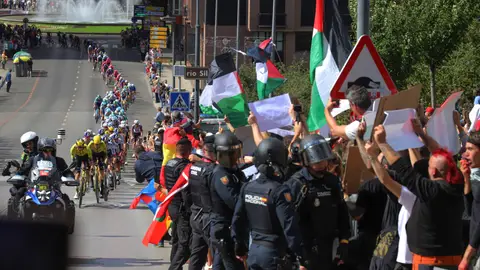 Decenas de personas protestan contra Israel al paso del pelotón por Ponferrada Decenas de personas protestan contra Israel al paso del pelotón por Ponferrada