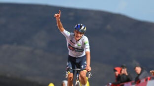 Giulio Pellizzari celebra su victoria en el alto del Morredero