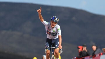 Giulio Pellizzari celebra su victoria en el alto del Morredero