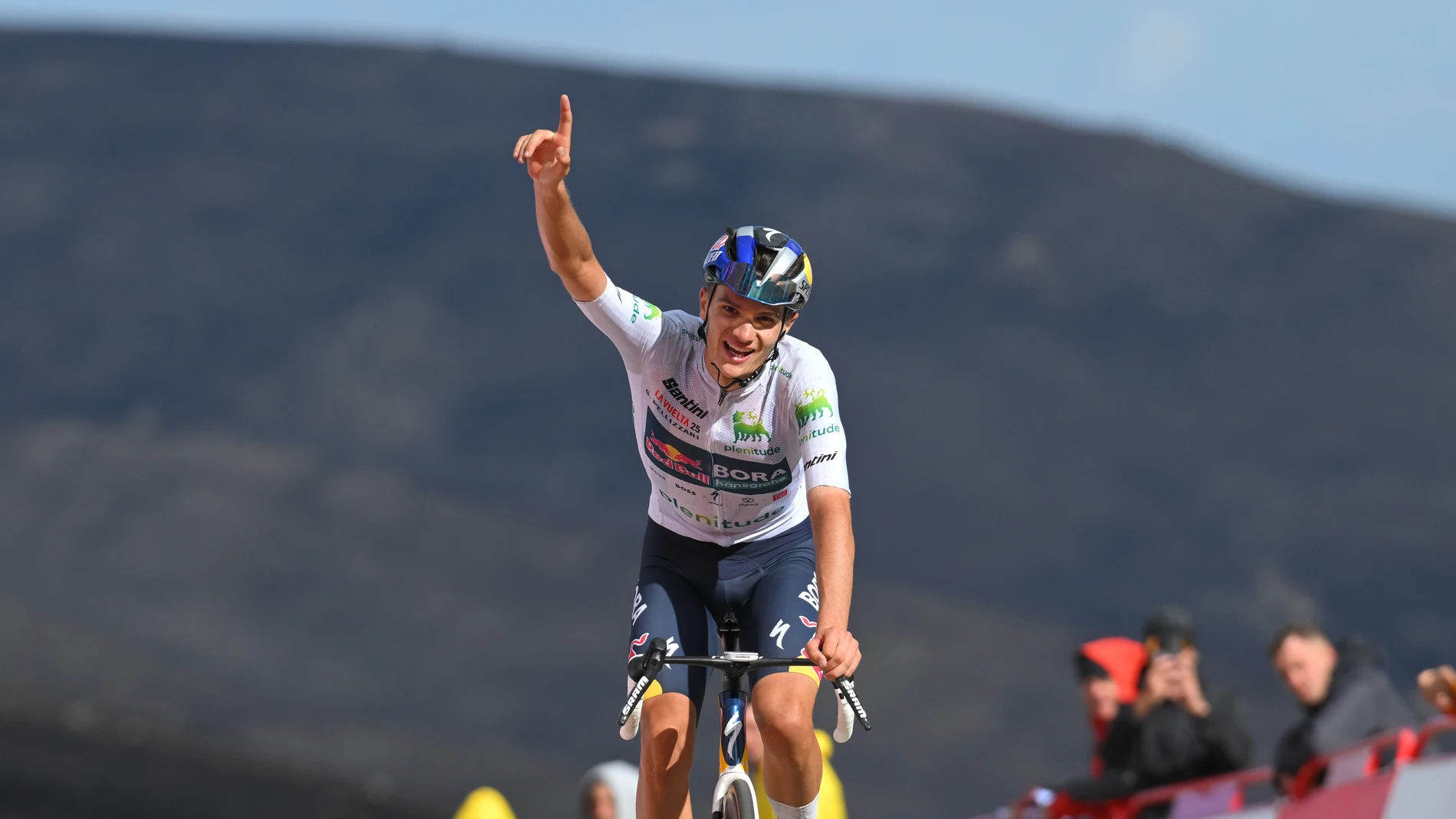 Giulio Pellizzari celebra su victoria en el alto del Morredero Giulio Pellizzari celebra su victoria en el alto del Morredero