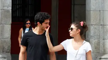 Úrsula Coberó y Chino Darín por la calle Úrsula Coberó y Chino Darín por la calle