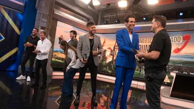 ¡Vaya lío! Mika, Malú, Pablo López y Sebastián Yatra se divierten con el teléfono escacharrado rumano ¡Vaya lío! Mika, Malú, Pablo López y Sebastián Yatra se divierten con el teléfono escacharrado rumano