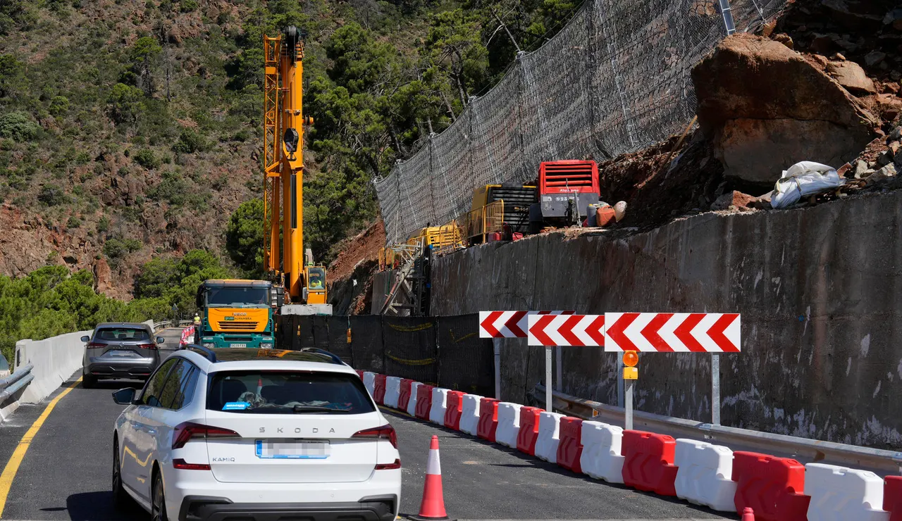 Tramo de carretera en obras.