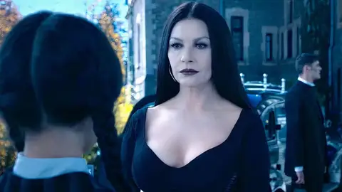 Catherine Zeta-Jones como Morticia Addams en Miércoles Catherine Zeta-Jones como Morticia Addams en Miércoles