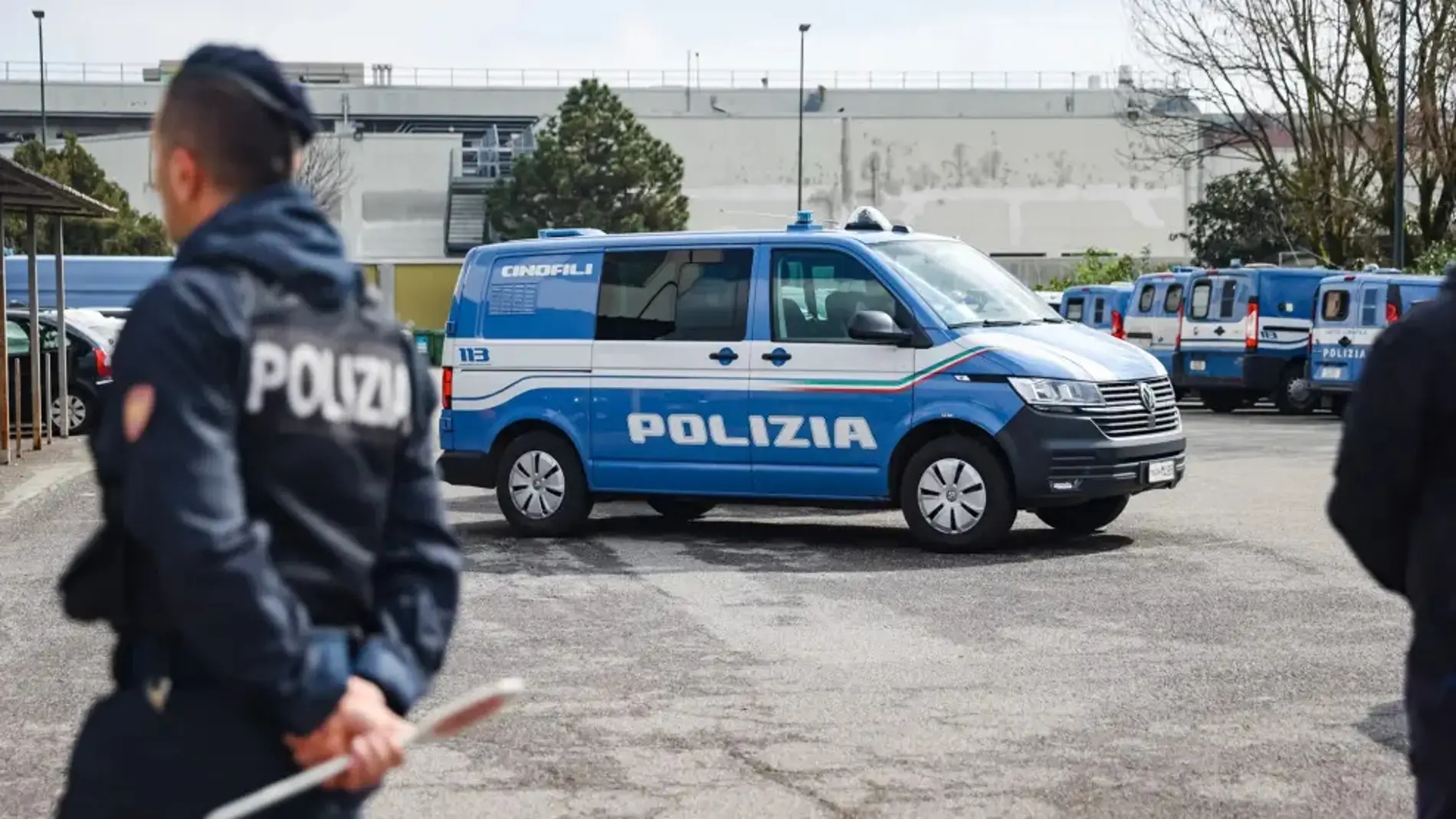 Imagen de archivo de una patrulla de policía italiana Imagen de archivo de una patrulla de policía italiana