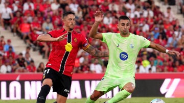 Ferran Torres, perseguido por Raíllo en Mallorca