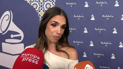 Elena Furiase hablando con la prensa Elena Furiase hablando con la prensa