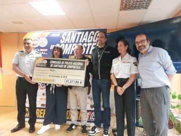 El acto de entrega de el cheque de la Policía Nacional
