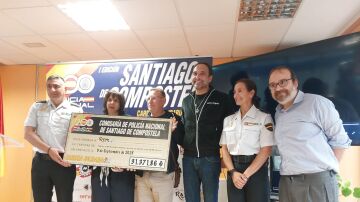 El acto de entrega de el cheque de la Policía Nacional