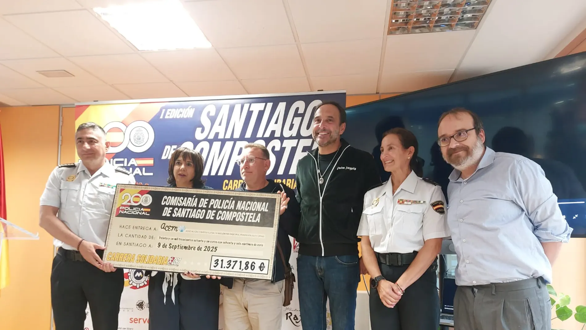 El acto de entrega de el cheque de la Policía Nacional El acto de entrega de el cheque de la Policía Nacional