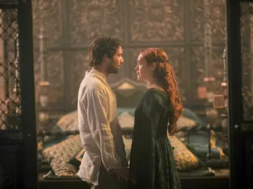 Fabien Frankel y Olivia Cooke como Cole y Alicent en La Casa del Dragón Fabien Frankel y Olivia Cooke como Cole y Alicent en La Casa del Dragón