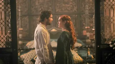 Fabien Frankel y Olivia Cooke como Cole y Alicent en La Casa del Dragón Fabien Frankel y Olivia Cooke como Cole y Alicent en La Casa del Dragón