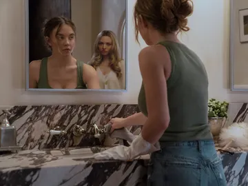 Sydney Sweeney y Amanda Seyfried en La Asistenta Sydney Sweeney y Amanda Seyfried en La Asistenta