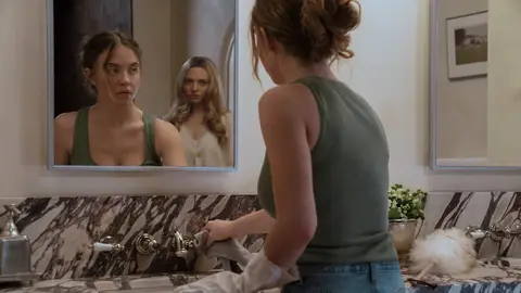 Sydney Sweeney y Amanda Seyfried en La Asistenta Sydney Sweeney y Amanda Seyfried en La Asistenta