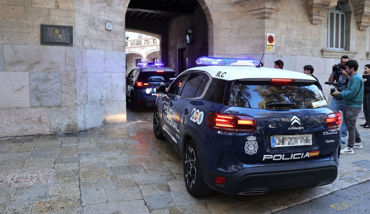 Dos coches de la Polic&iacute;a Nacional en la Audiencia Provincial de Palma. 