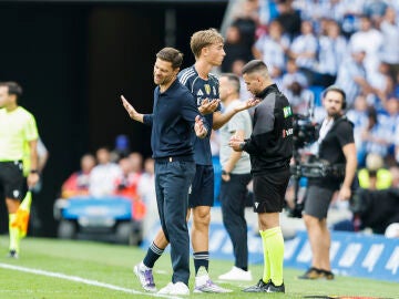 Huijsen y Xabi Alonso, enfadados tras la expulsión del español en Anoeta