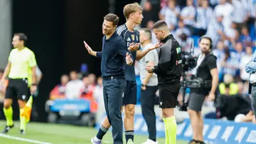 Huijsen y Xabi Alonso, enfadados tras la expulsión del español en Anoeta Huijsen y Xabi Alonso, enfadados tras la expulsión del español en Anoeta