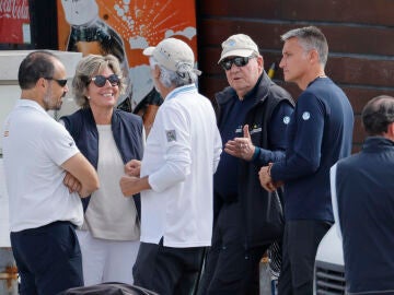 El rey emérito Juan Carlos antes de embarcarse para seguir de cerca la regata este sábado en Sanxenxo.