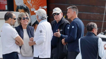 El rey emérito Juan Carlos antes de embarcarse para seguir de cerca la regata este sábado en Sanxenxo.