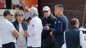 El rey emérito Juan Carlos antes de embarcarse para seguir de cerca la regata este sábado en Sanxenxo. El rey emérito Juan Carlos antes de embarcarse para seguir de cerca la regata este sábado en Sanxenxo.