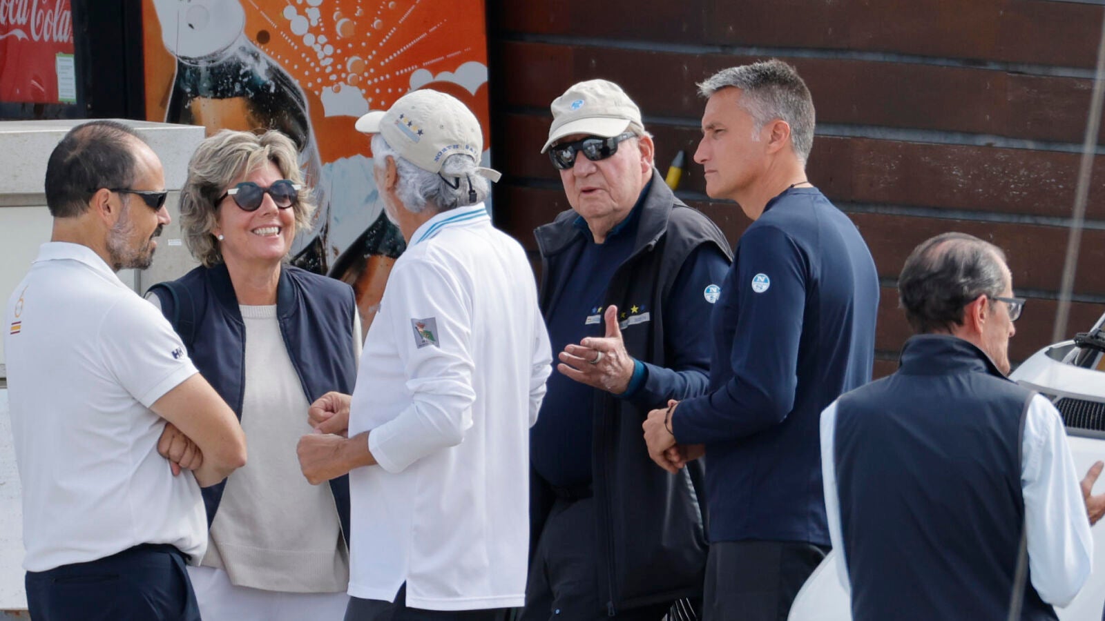 Sorpresa en Sanxenxo: la Infanta Elena, Irene Urdangarin y Simoneta Gómez Acebo visitan a Juan Carlos I en las regatas 