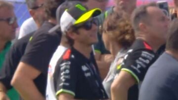 Imagen de la reacción de Valentino Rossi a la caída de Marc Márquez