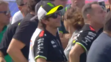 Imagen de la reacción de Valentino Rossi a la caída de Marc Márquez Imagen de la reacción de Valentino Rossi a la caída de Marc Márquez