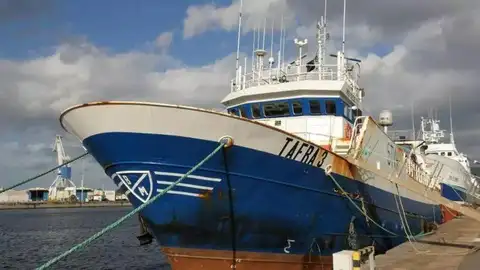Naufragio en Mauritania del pesquero gallego "Tafra 3": cinco tripulantes siguen desaparecidos tras una colisión en alta mar Naufragio en Mauritania del pesquero gallego "Tafra 3": cinco tripulantes siguen desaparecidos tras una colisión en alta mar