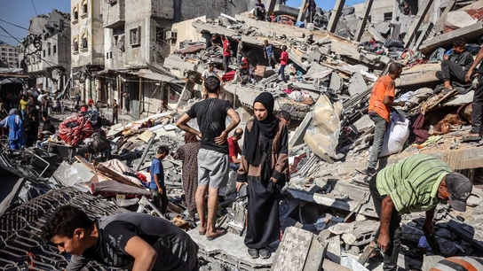 Palestinos inspeccionan los daños causados por un ataque israelí al campamento de al-Shati, en la Ciudad de Gaza. Palestinos inspeccionan los daños causados por un ataque israelí al campamento de al-Shati, en la Ciudad de Gaza.