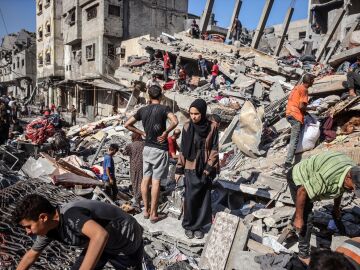 Palestinos inspeccionan los daños causados ​​por un ataque israelí al campamento de al-Shati, en la Ciudad de Gaza. 