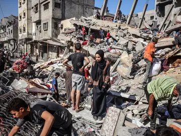 Palestinos inspeccionan los daños causados por un ataque israelí al campamento de al-Shati, en la Ciudad de Gaza. Palestinos inspeccionan los daños causados por un ataque israelí al campamento de al-Shati, en la Ciudad de Gaza.