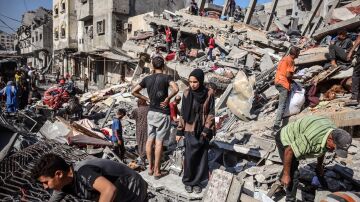 Palestinos inspeccionan los daños causados ​​por un ataque israelí al campamento de al-Shati, en la Ciudad de Gaza. 