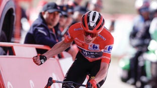 Jonas Vingegaard celebra su victoria en la pen&uacute;ltima etapa de la Vuelta