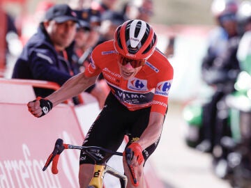 Jonas Vingegaard celebra su victoria en la penúltima etapa de la Vuelta