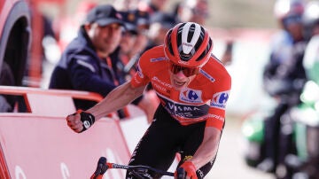 Jonas Vingegaard celebra su victoria en la penúltima etapa de la Vuelta