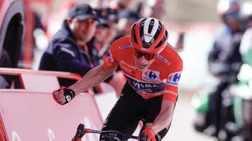 Jonas Vingegaard celebra su victoria en la penúltima etapa de la Vuelta Jonas Vingegaard celebra su victoria en la penúltima etapa de la Vuelta