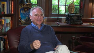 El escritor Dan Brown 