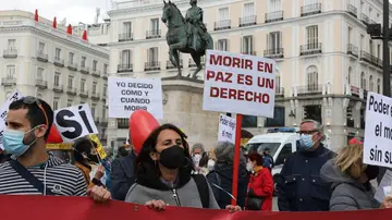 Concentración de Derecho a Morir Dignamente en apoyo a la Ley de la eutanasia. Concentración de Derecho a Morir Dignamente en apoyo a la Ley de la eutanasia.