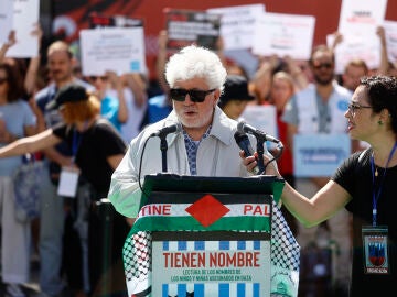 Pedro Almodóvar participa en la concentración promovida por 'Artistas con Palestina'