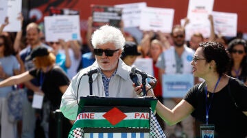 Pedro Almodóvar participa en la concentración promovida por 'Artistas con Palestina'