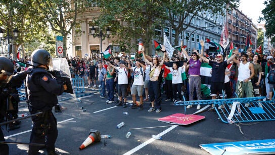 Manifestantes cortan el recorrido de La Vuelta en el Paseo del Prado
