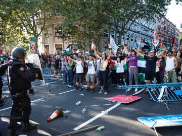 Manifestantes cortan el recorrido de La Vuelta en el Paseo del Prado