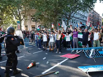 Manifestantes cortan el recorrido de La Vuelta en el Paseo del Prado Manifestantes cortan el recorrido de La Vuelta en el Paseo del Prado