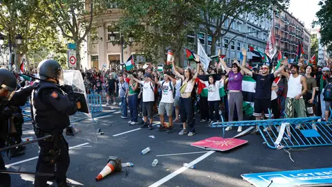 Manifestantes cortan el recorrido de La Vuelta en el Paseo del Prado Manifestantes cortan el recorrido de La Vuelta en el Paseo del Prado
